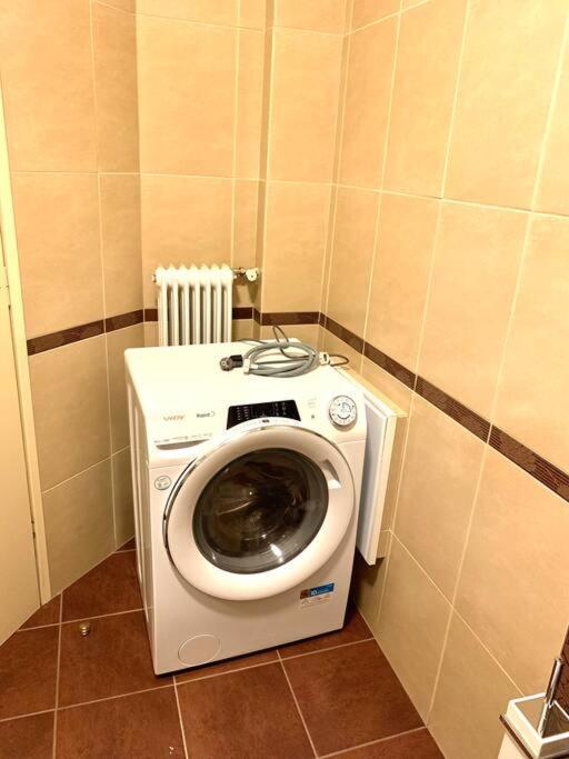Spacious 4-Bedroom Family Home, 100M From Metro アテネ エクステリア 写真